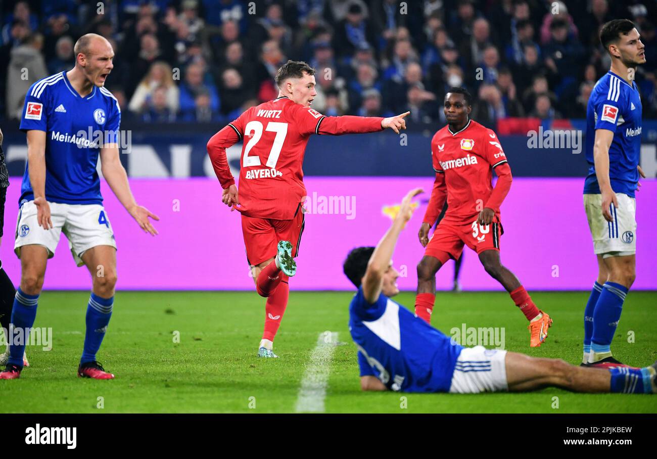 Bundesliga, Veltins Arena, FC Schalke 04 contre Bayer Leverkusen; Florian Wirtz (LEV) fête après avoir marqué Banque D'Images