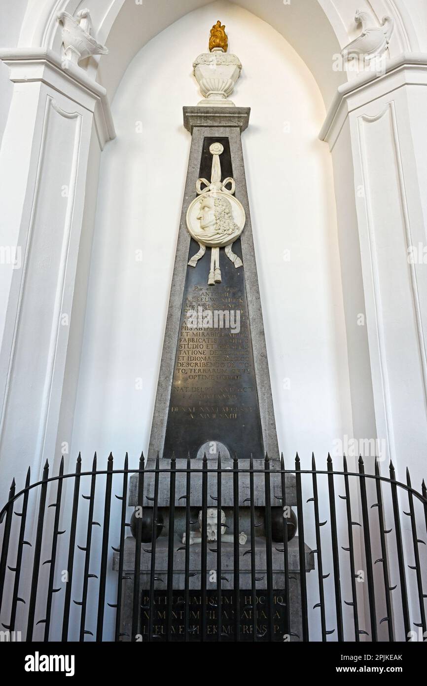 delft, pays-bas - 2023-03-30: tombe de delft scientifique et microscope antoni van leeuwenhoek (1632-1723) dans l'ancienne église ( oude kerk ) --- Banque D'Images