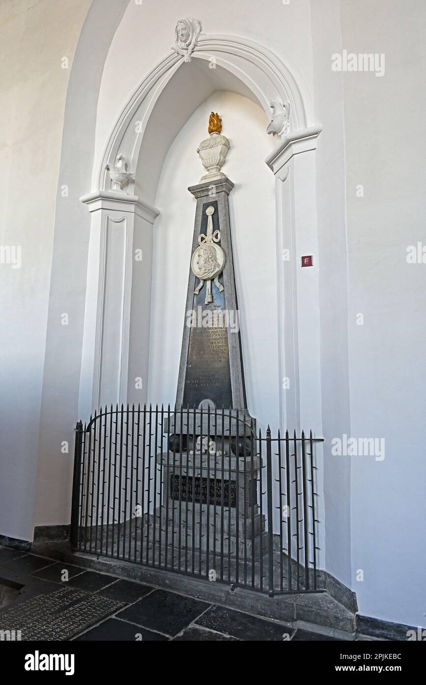 delft, pays-bas - 2023-03-30: tombe de delft scientifique et microscope antoni van leeuwenhoek (1632-1723) dans l'ancienne église ( oude kerk ) --- Banque D'Images