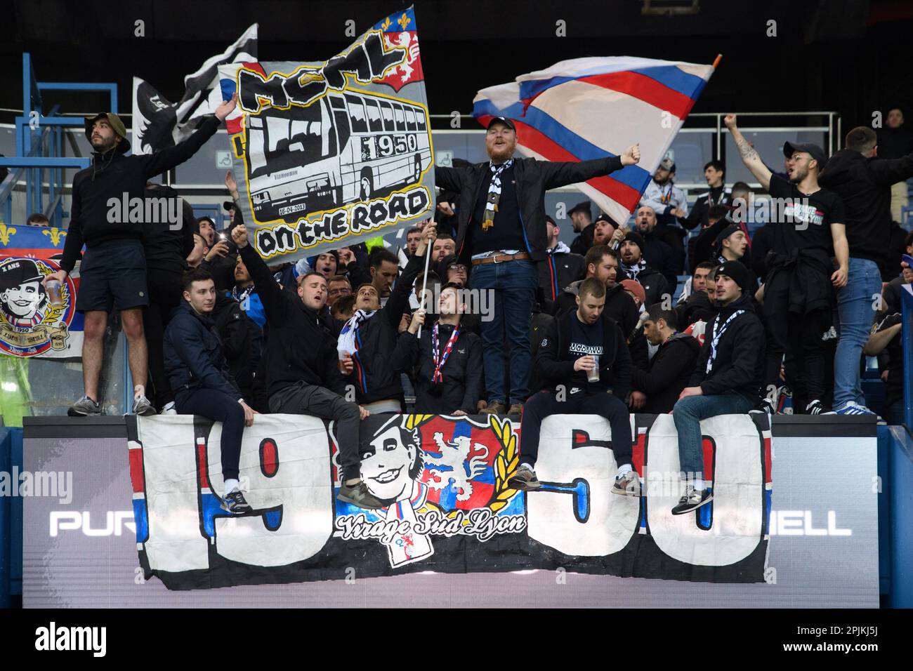 Parc des Princes, France, 2 avril 2023, Julien Mattia / le Pictorium - PSG vs Lyon au Parc des Princes, 2 avril 2023 - 02/04/2023 - France / Ile-de-France (région) / Paris - le côté sud de Lyon se rendant au Parc des Princes en action lors du match Uber Eats de la Ligue 1 entre le PSG et l'Olympique Lyonnais au Parc des Princes, le 2 avril 2023 Banque D'Images