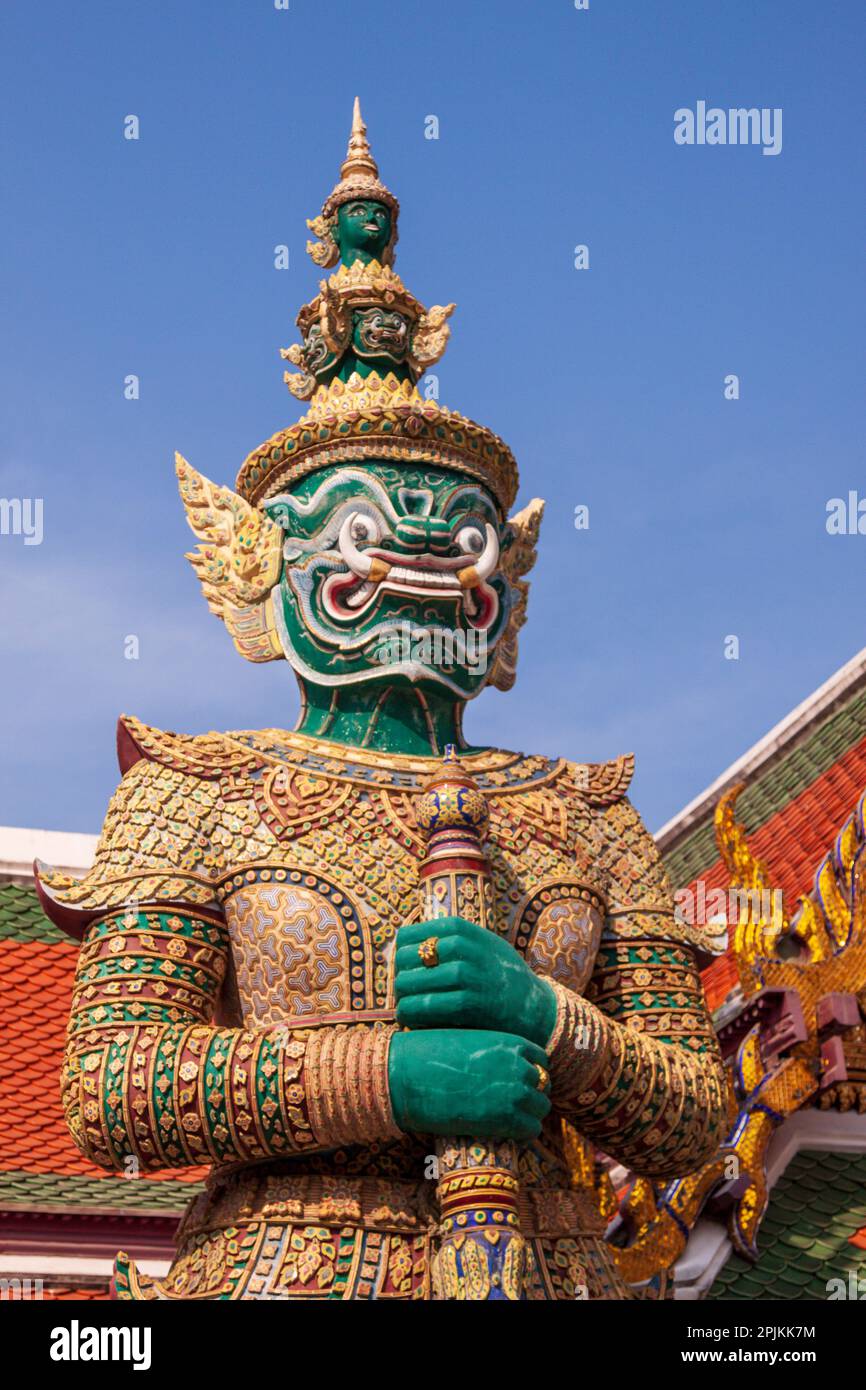 Thaïlande, Bangkok. Yaksha, démon représenté dans le Ramayana, garde Wat Phra Kaew (Temple du Bouddha d'Émeraude). Banque D'Images
