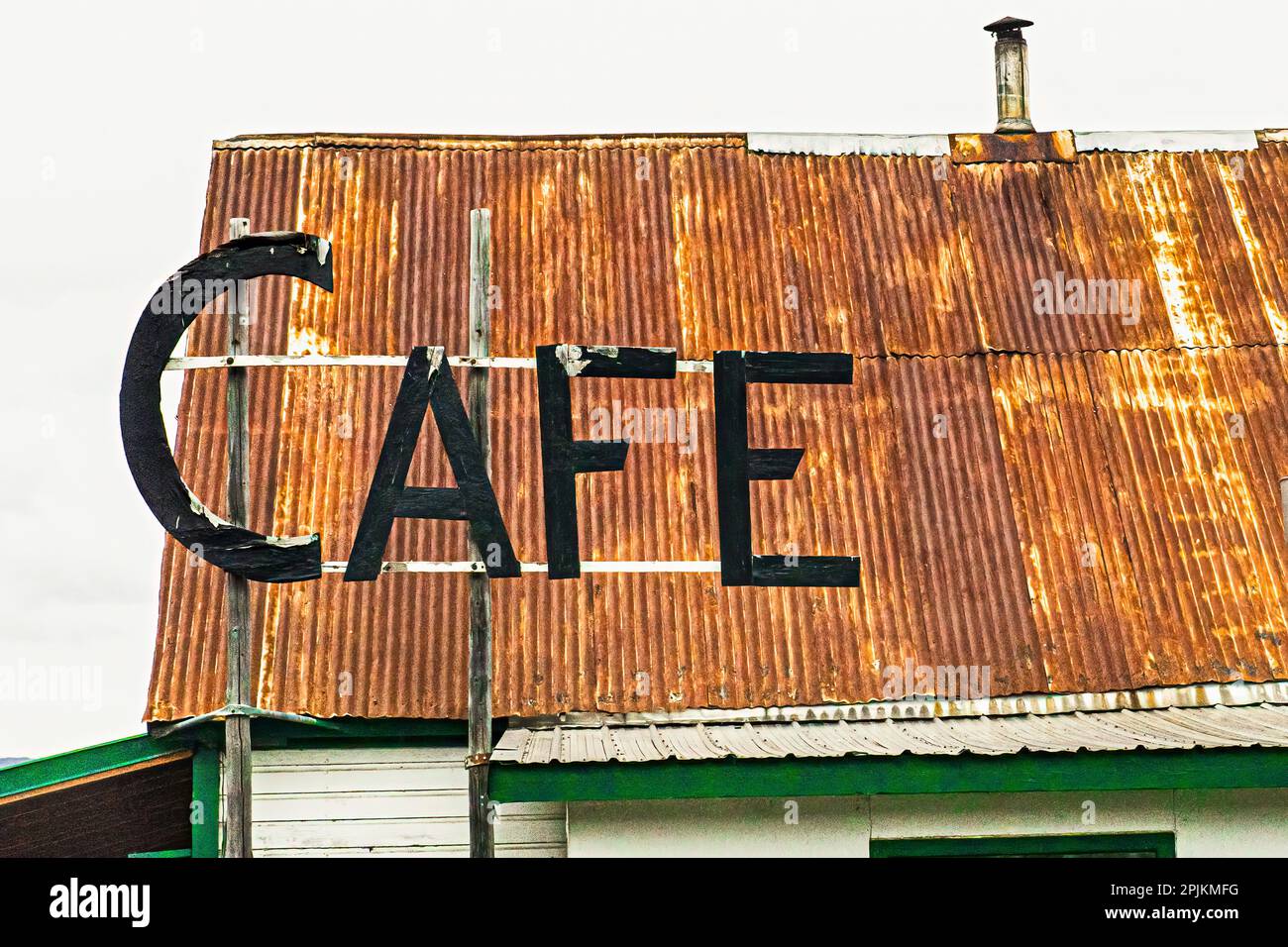 Hope, Alaska, toit rustique et panneau de café Banque D'Images