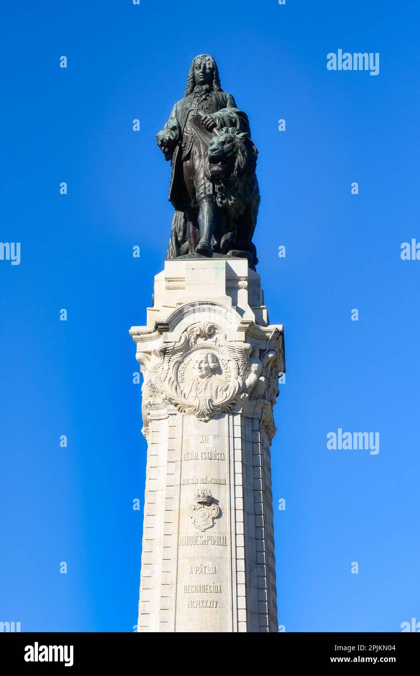 Lisbonne, Portugal 4 janvier 2023 statue verte corrodée d'un homme et d'un lion debout sur