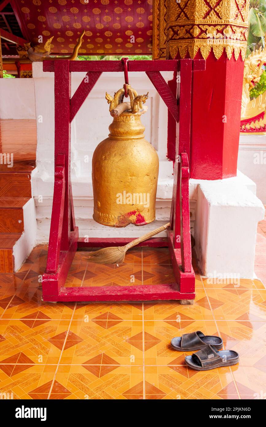 Laos, Luang Prabang. Cloche de Temple. Banque D'Images