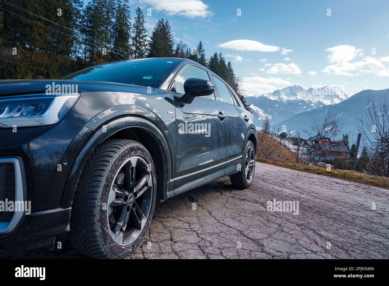 Nouvelle Audi Q2 garée sur le côté de la route avec des montagnes suisses  en arrière-plan Photo Stock - Alamy