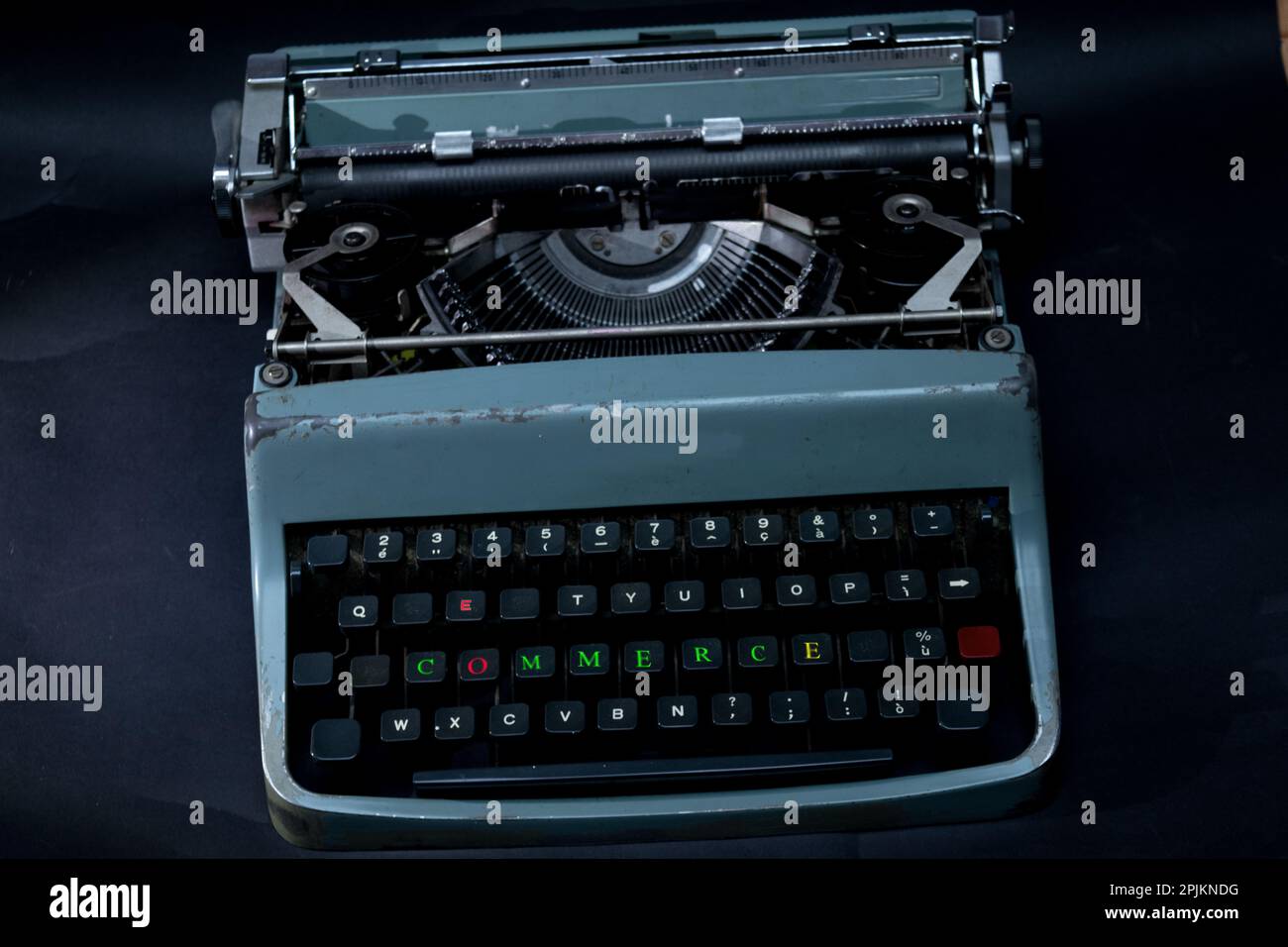 ancienne machine à écrire avec l'inscription e commerce faite sur les clés Banque D'Images