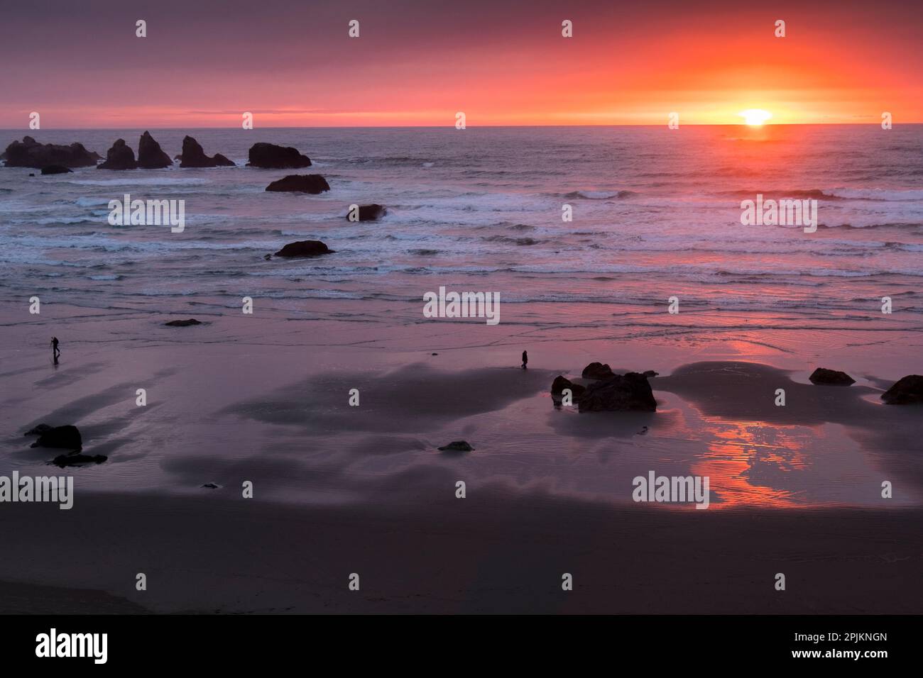 Le coucher du soleil illumine Bandon Beach dans l'Oregon. Banque D'Images