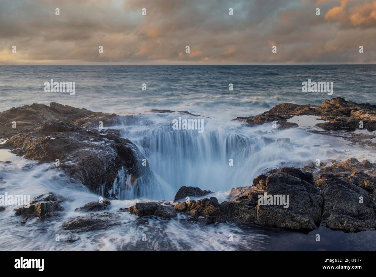 États-Unis, Oregon, Cape Perpetua et Thor's bien au coucher du soleil. Banque D'Images