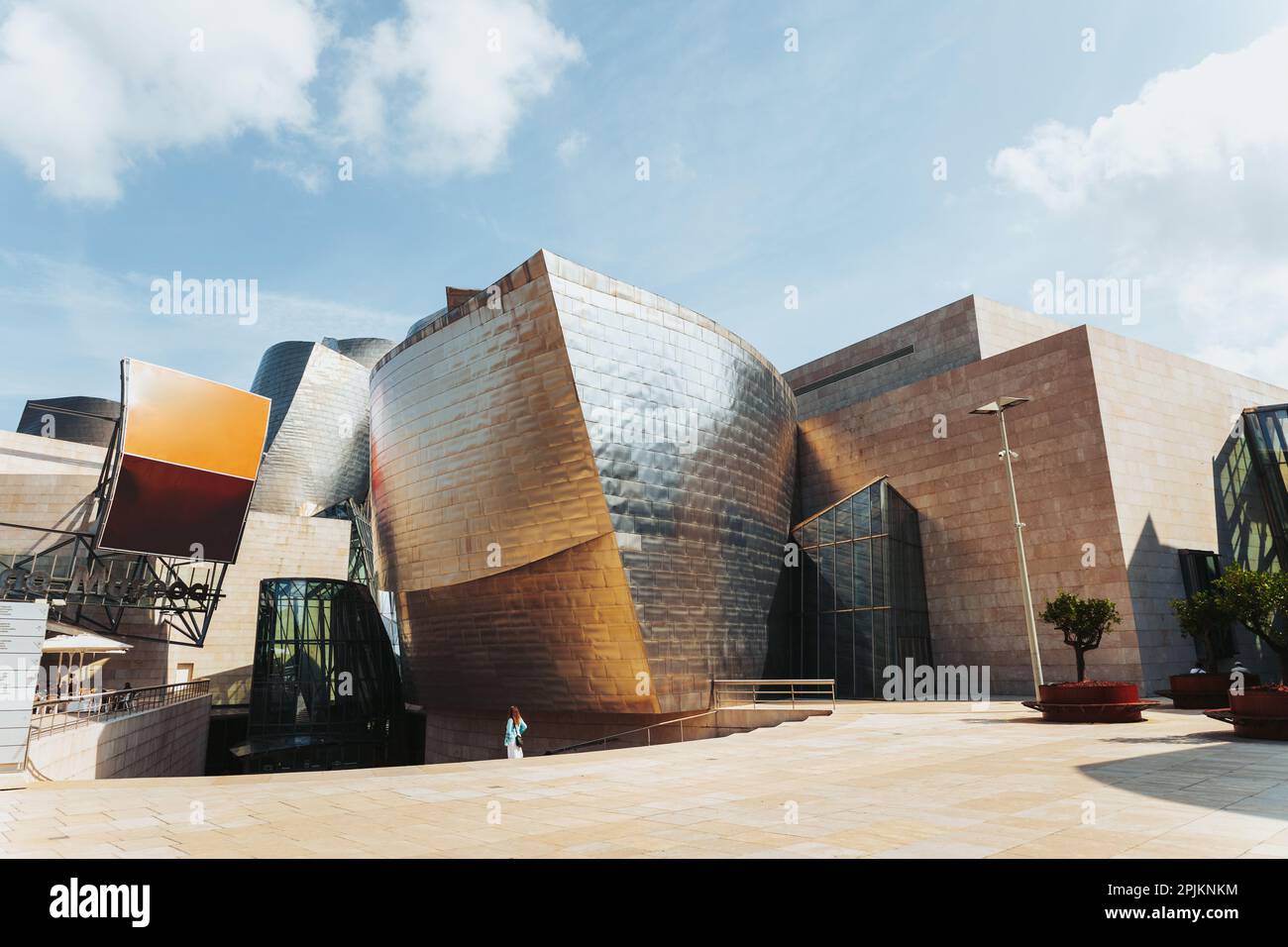 Bilbao, Espagne - septembre 2022 : façade et entrée du musée Guggenheim de Bilbao. Guggenheim Museum Bilbao est le musée du moderne et du contempo Banque D'Images