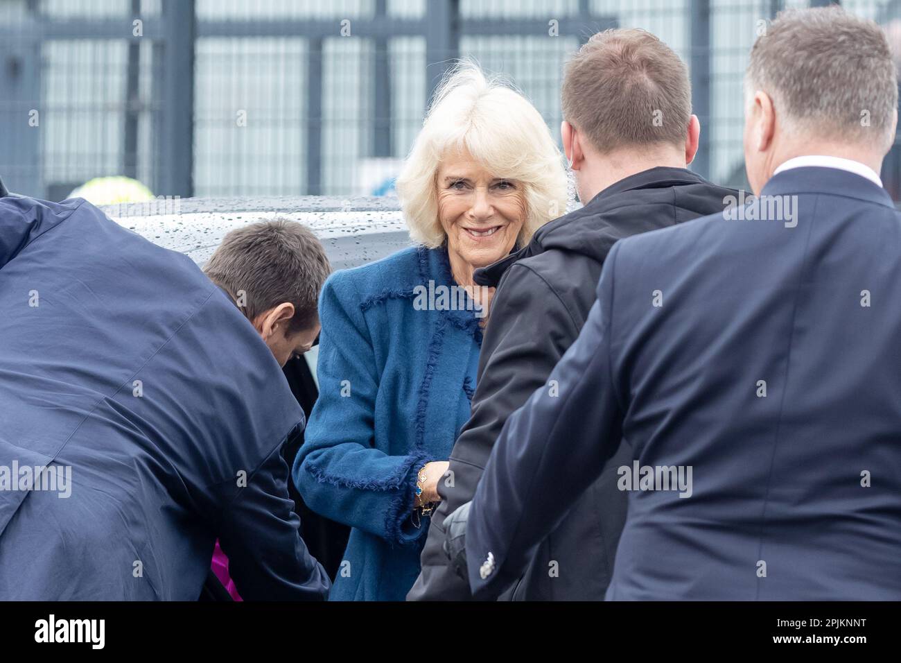 Hambourg, Allemagne. 31st mars 2023. Die britische Königsgemahlin Camilla steigt am Hafen in Hamburg aus einem Fahrzeug. Zum Abschluss der dreitätigen Deutschlandreise besuchten der britische König und seine Gemahlin die Hansestadt Hamburg. Crédit : Bodo Marks/dpa/Alay Live News Banque D'Images