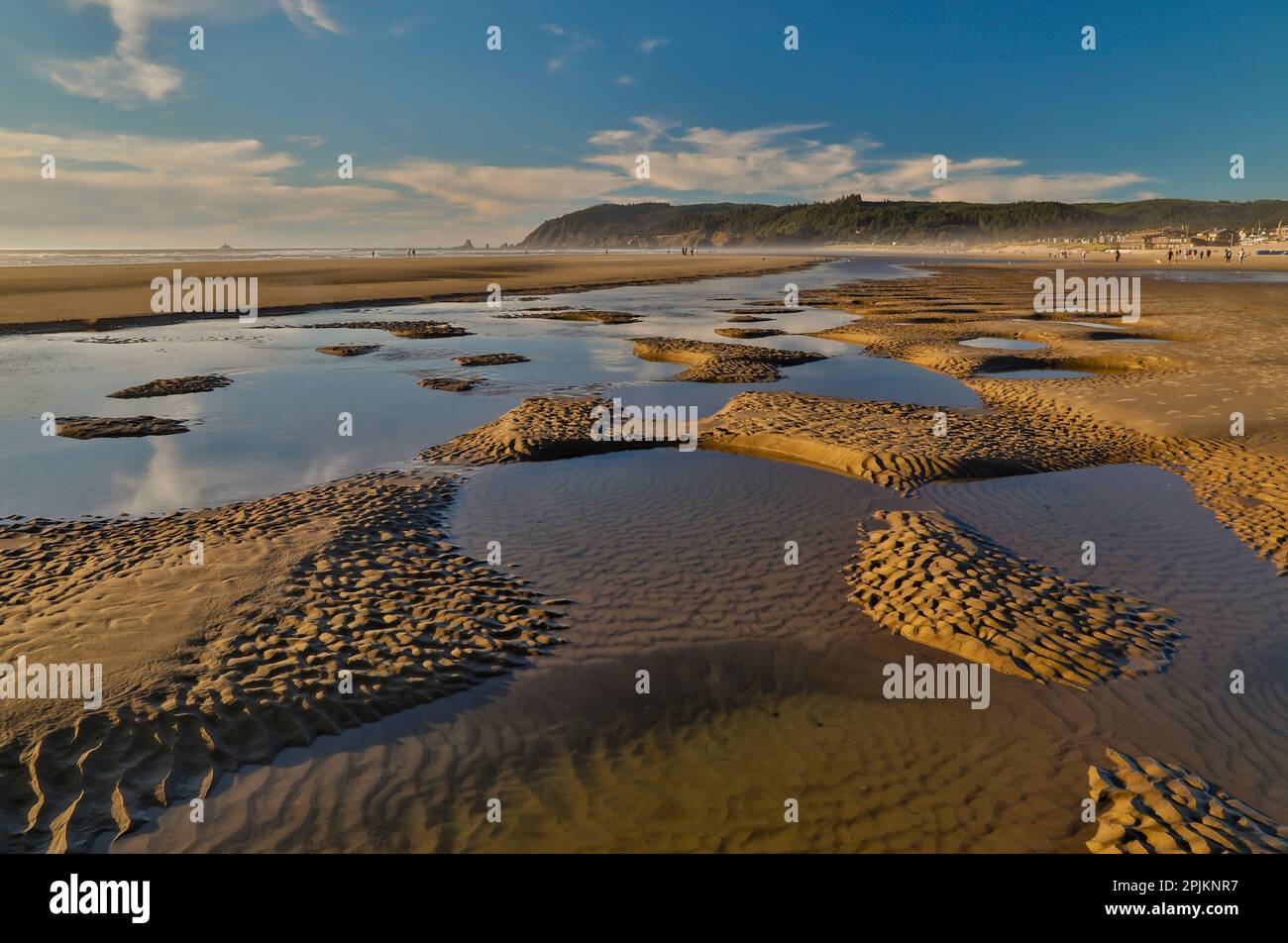 États-Unis, Oregon. Cannon Beach à marée basse et ondulations dans le sable. Banque D'Images