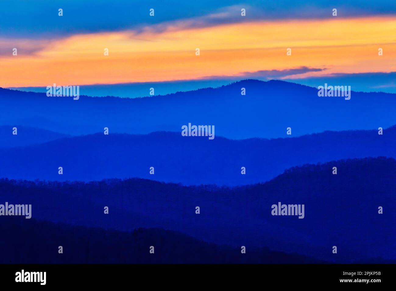 États-Unis, Tennessee. Parc national des Great Smoky Mountains, lever du soleil et superposition de montagnes Banque D'Images