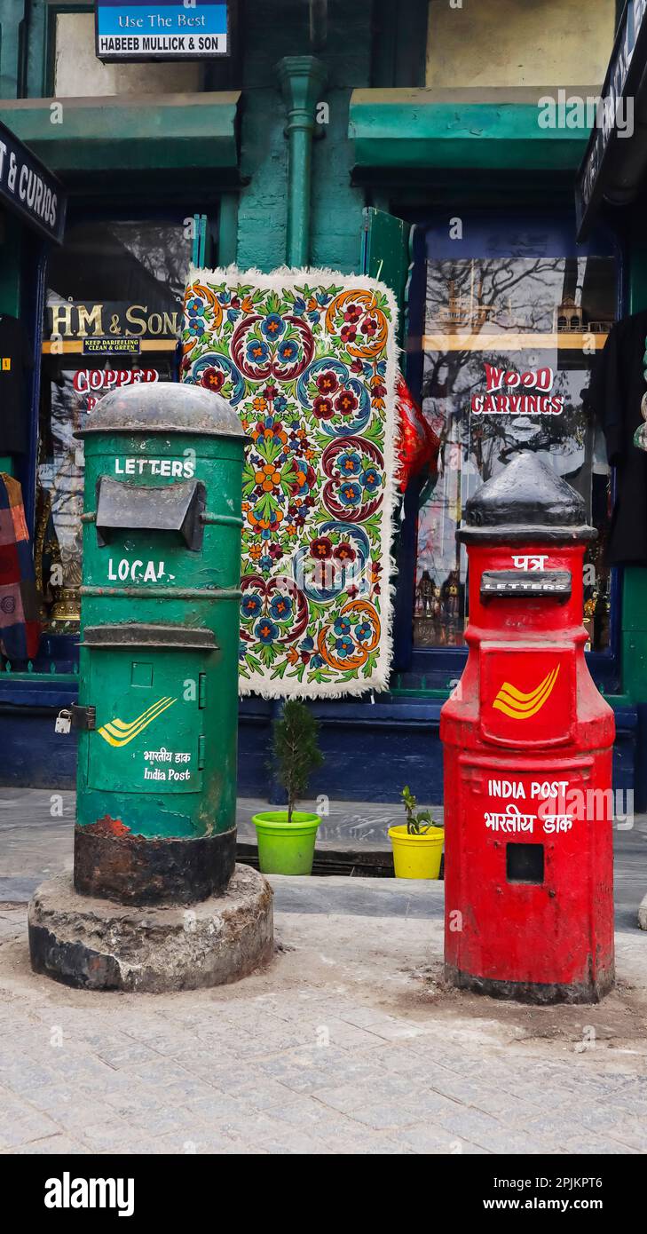 Boîte postale indienne verte et rouge, Mall Road, Darjeeling, Bengale-Occidental, Inde. Banque D'Images