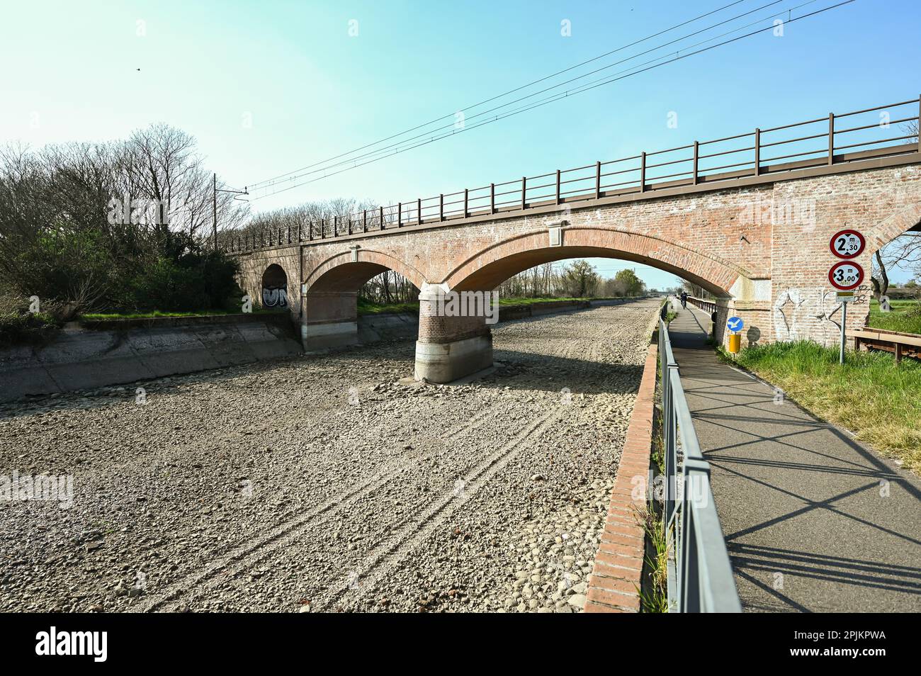 Le lit de rivière sec du canal Naviglio Grande lors de la restauration de la banque travaille à Abbiategrasso, Milan, Italie sur 23 mars 2023 Banque D'Images