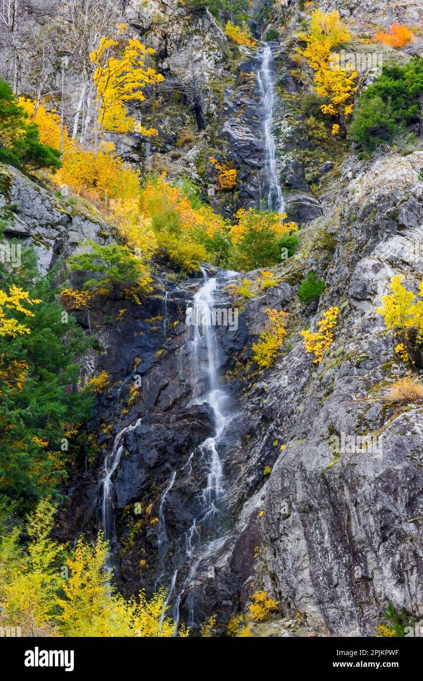 États-Unis, État de Washington, à l'est de la chute d'eau de l'autoroute 20 de Newwalem aux couleurs de l'automne Banque D'Images