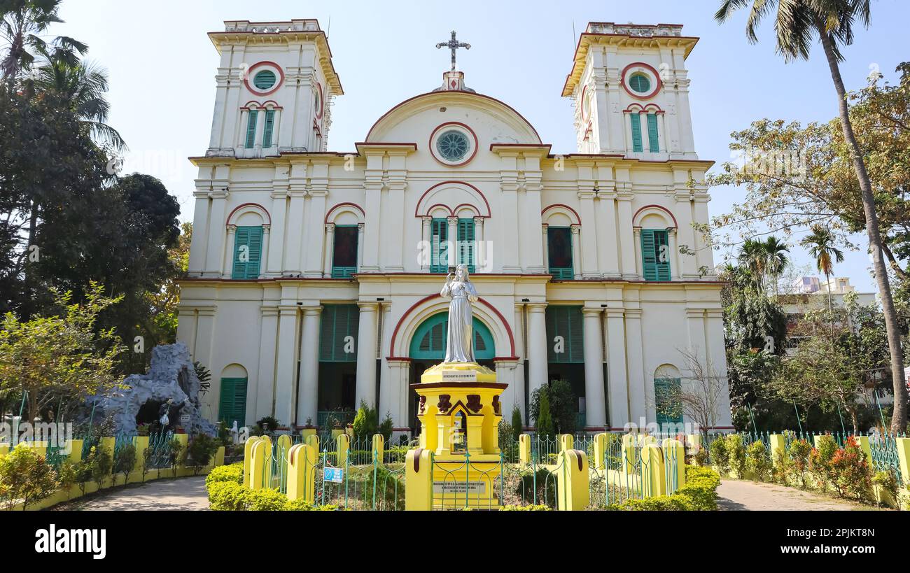 Vue arrière de l'église catholique du Sacré-cœur de Chandannagar, Bengale occidental, Inde. Banque D'Images