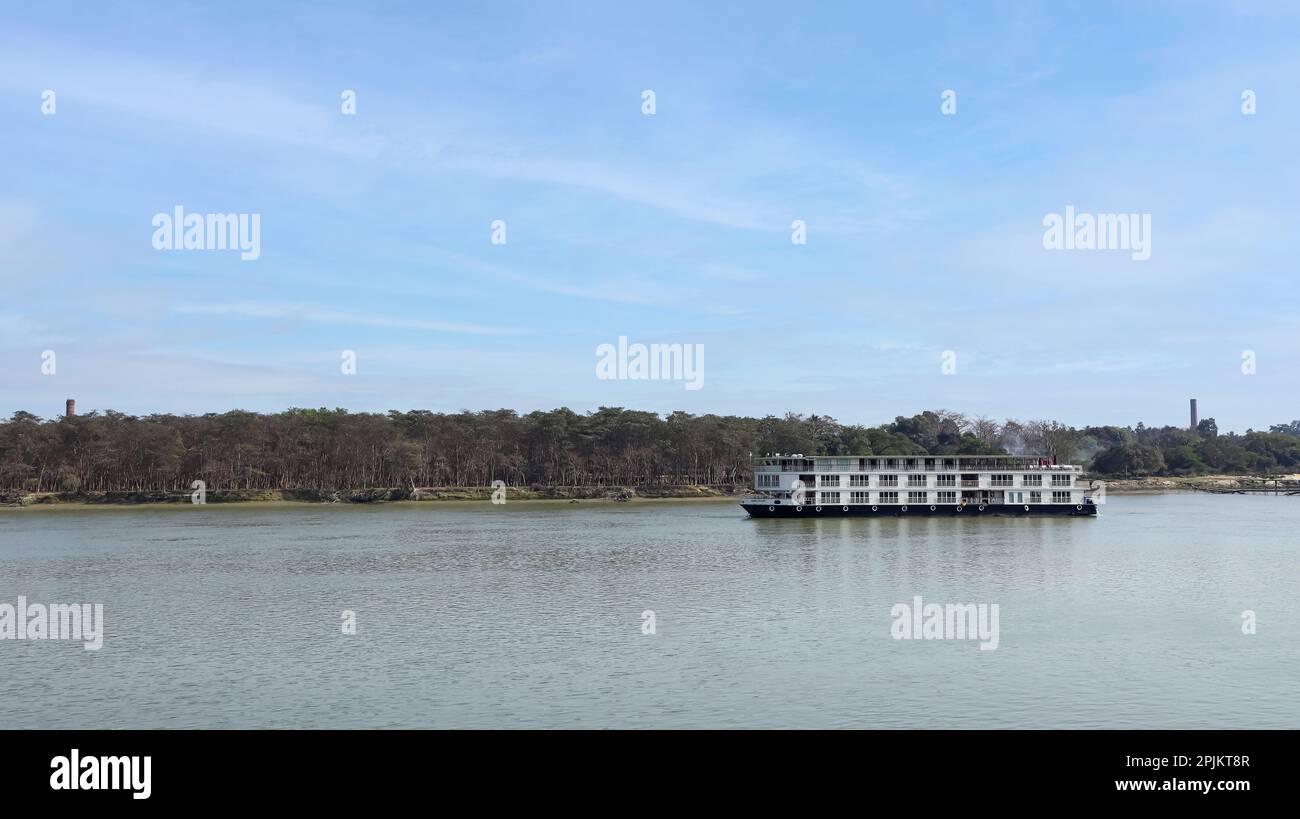 Vue sur le bateau dans la rivière Hooghly, Kolkata, Bengale occidental, Inde. Banque D'Images