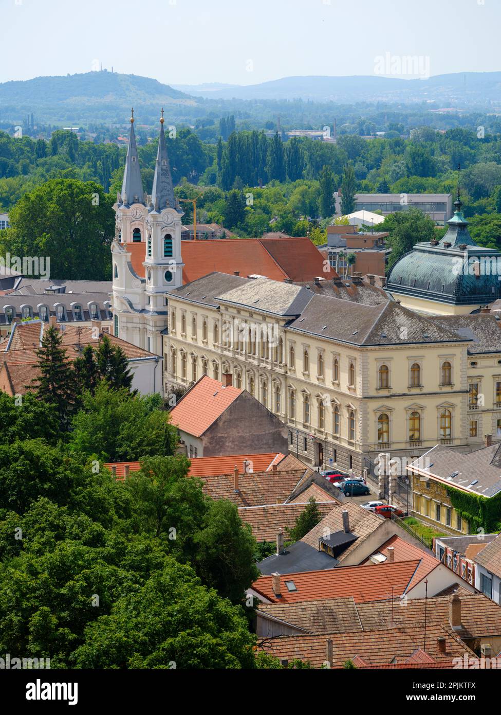 Vue depuis le château de montagne (Varhegy) à Esztergom vers la vieille ville et l'église Saint Ignace, Hongrie Banque D'Images