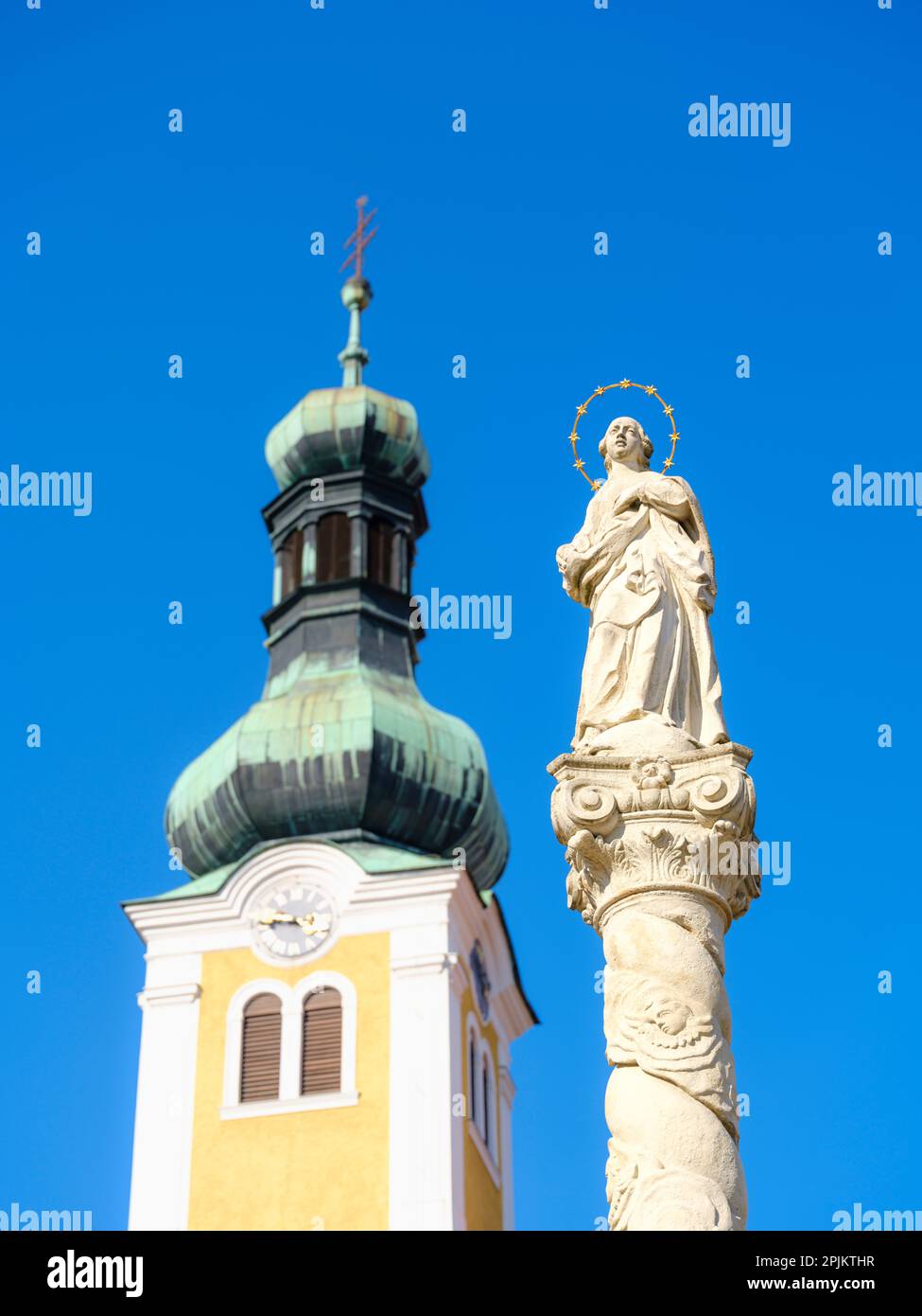 Église de Saint Emeric avec colonne Maria la ville médiévale de Koszeg dans l'ouest de la Transdanubia près de la frontière autrichienne, Hongrie Banque D'Images