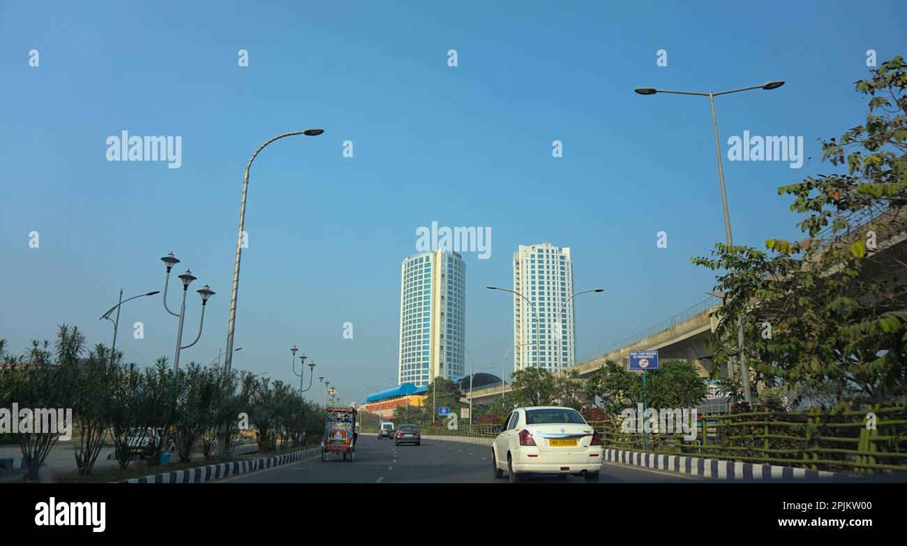 Accès et sortie de l'autoroute en béton ou de l'autoroute Asphalt. Gratte-ciel sur fond bleu. Banque D'Images