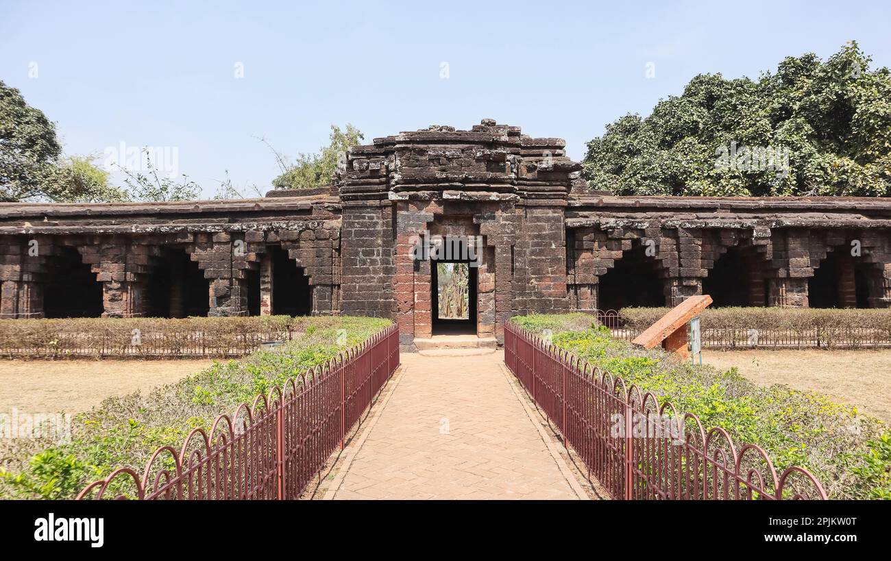 Vue intérieure de l'entrée principale du fort Kurumbera, Gaganeshwar, Bengale-Occidental, Inde. Banque D'Images