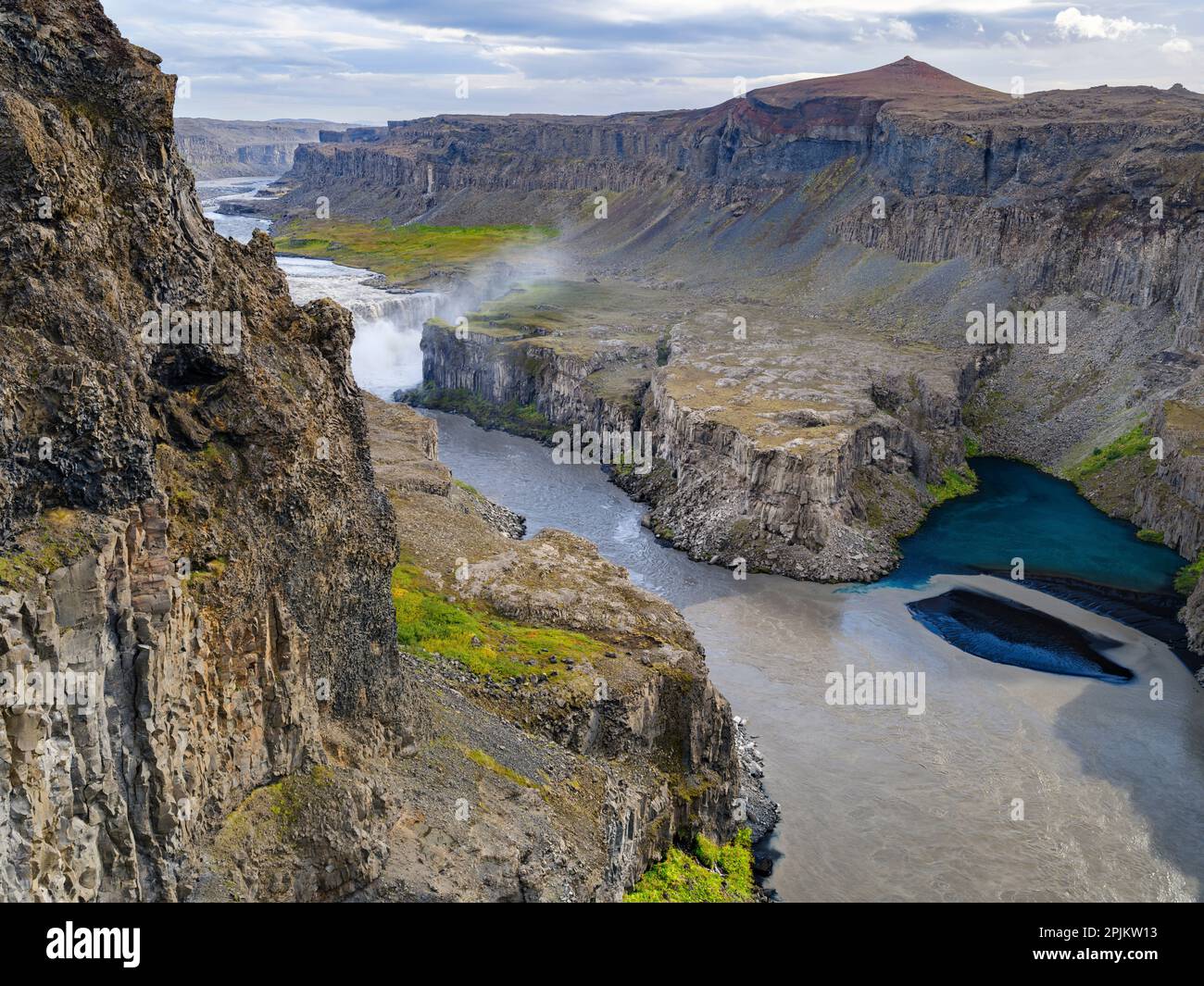 Canyon Jokulsargljufur et rivière Jokulsa a Fjollum avec chute d'eau Hafragilsfoss dans le parc national de Vatnajokull, Islande Banque D'Images