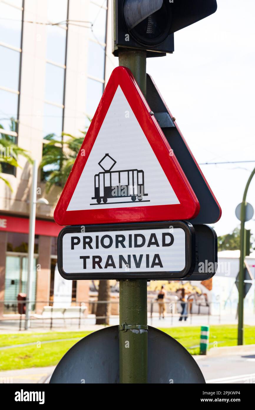 Priorité tram, Prioridad transvia, signalisation routière. Santa Cruz de Tenerife, Iles Canaries, Espagne Banque D'Images