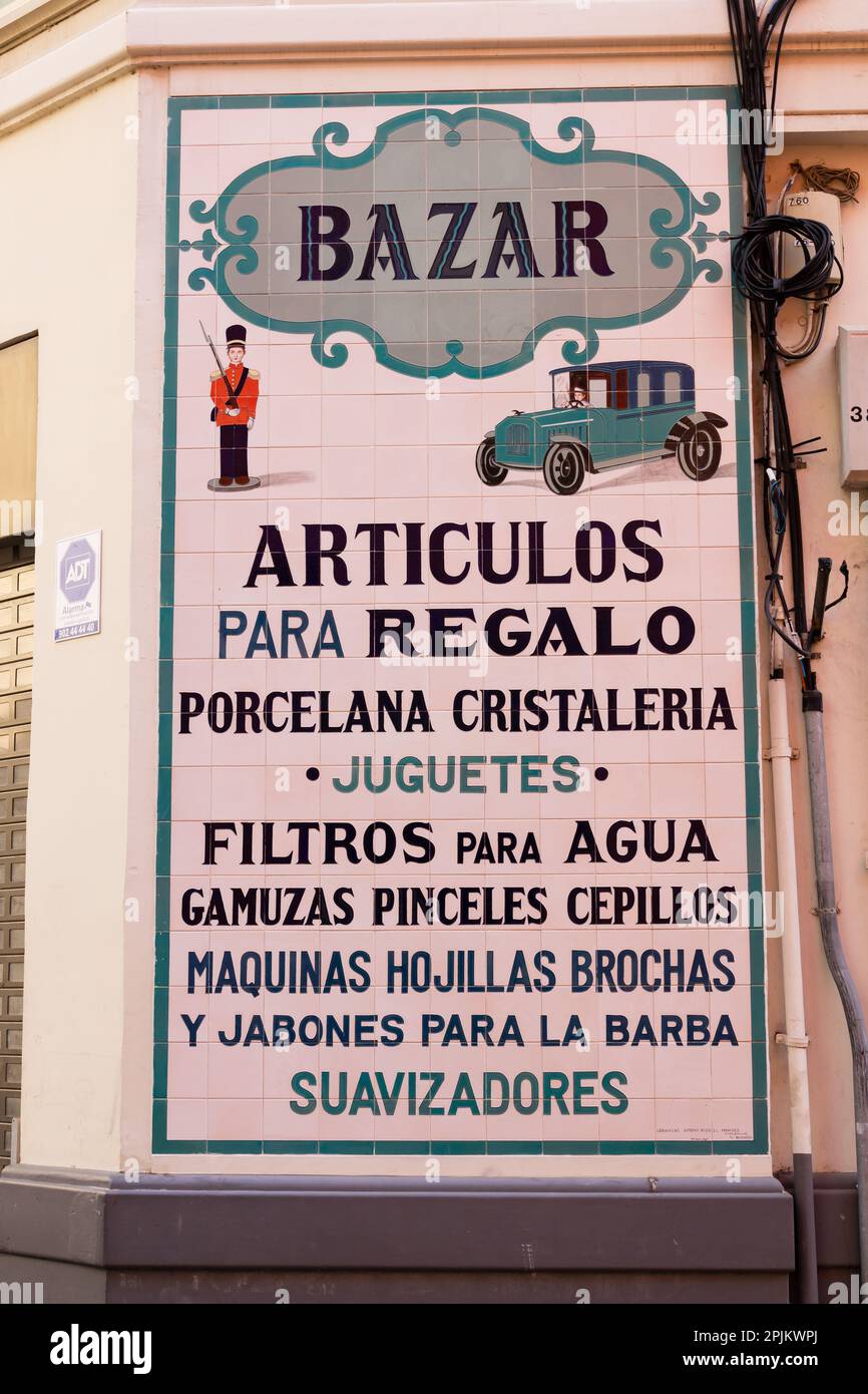 Annonce de Bazar publicité de style ancien sur les murs de la ville. Santa Cruz de Tenerife, Iles Canaries, Espagne Banque D'Images