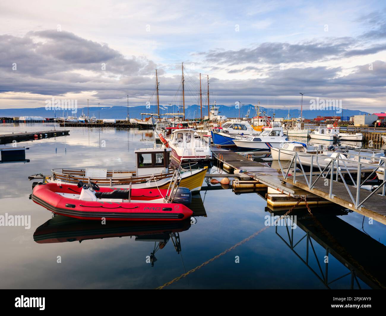 Le port. Ville de Husavik, un centre d'observation des baleines dans le nord de l'Islande. (Usage éditorial uniquement) Banque D'Images