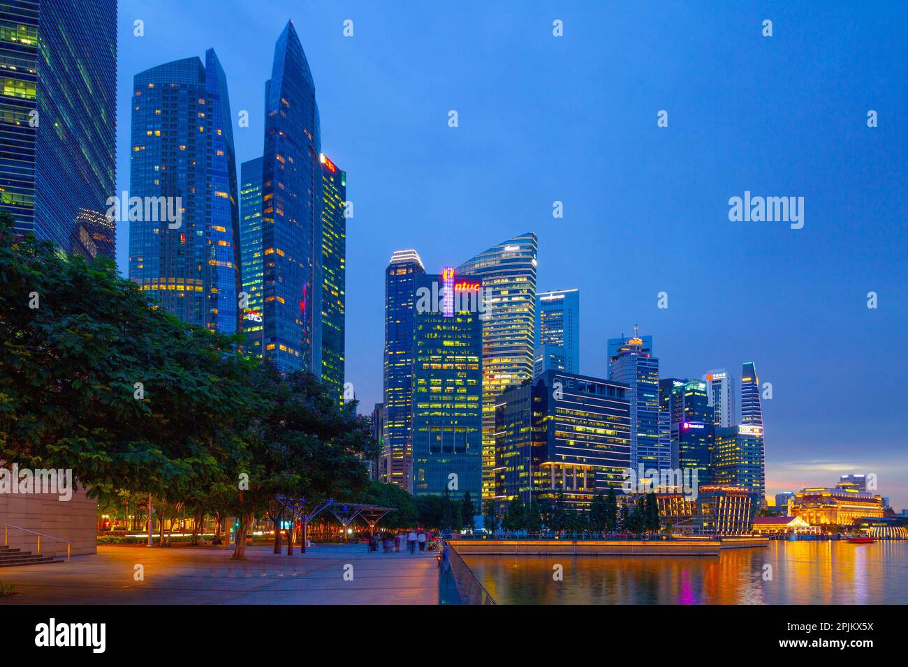 Immeubles en hauteur du quartier des affaires de Singapour et Marina Bay vus de Promontory Park à Marina Avenue. Banque D'Images