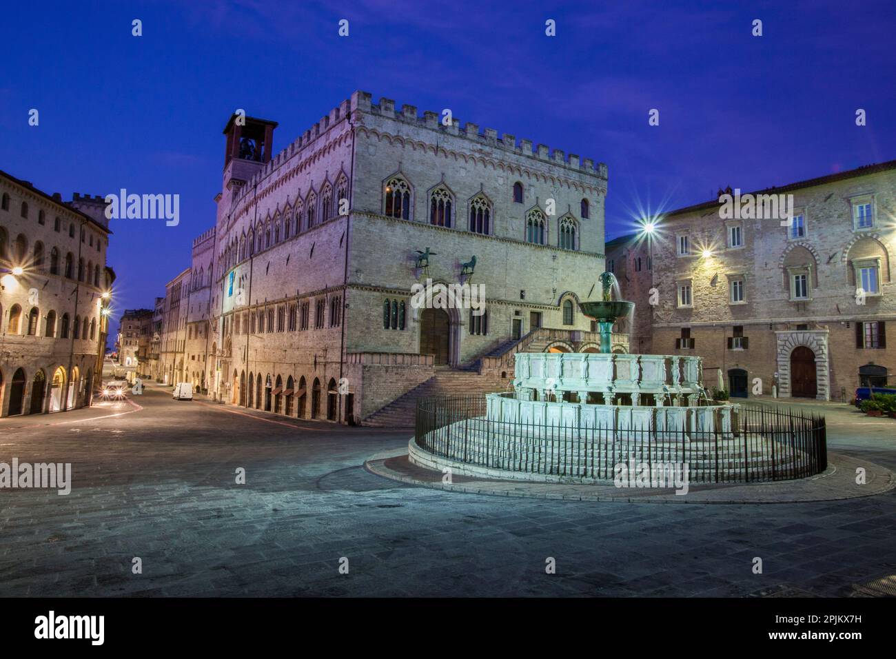 Italie, Ombrie, Pérouse. Palazzo dei priori et la Fontana Maggiore, une fontaine médiévale sur la Piazza IV novembre. Banque D'Images