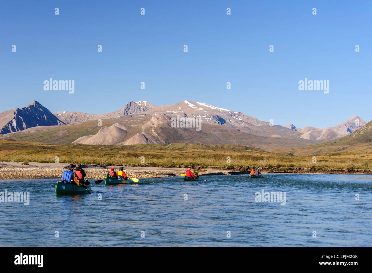 États-Unis, Alaska, Gates of the Arctic National Park, Noatak River. Canoteurs sur la rivière Noatak. Banque D'Images