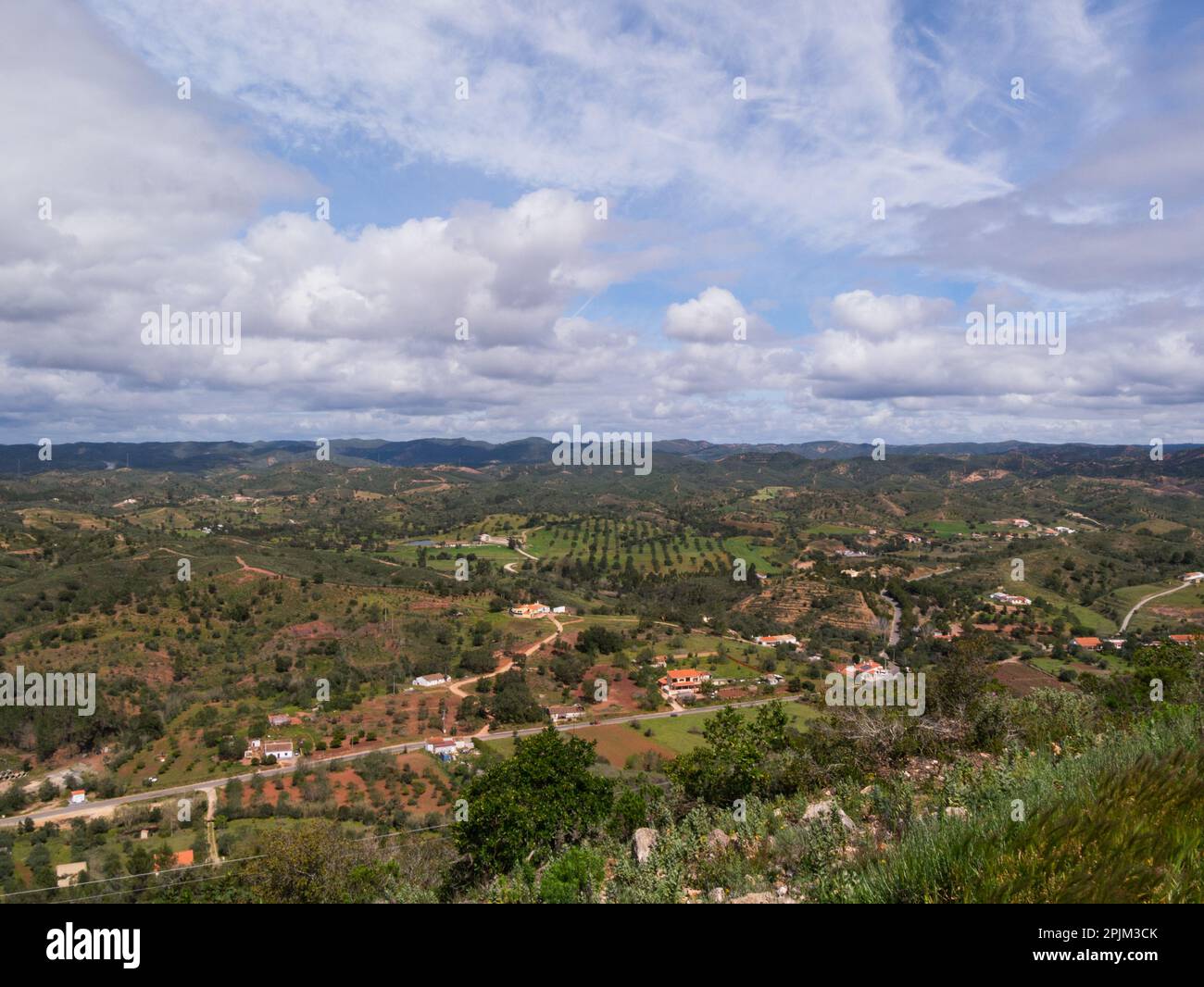 Vue sur la campagne rurale de Loule Municipalité Algarve Portugal eu de Pico Alte sur un beau mois de mars le temps du printemps Banque D'Images