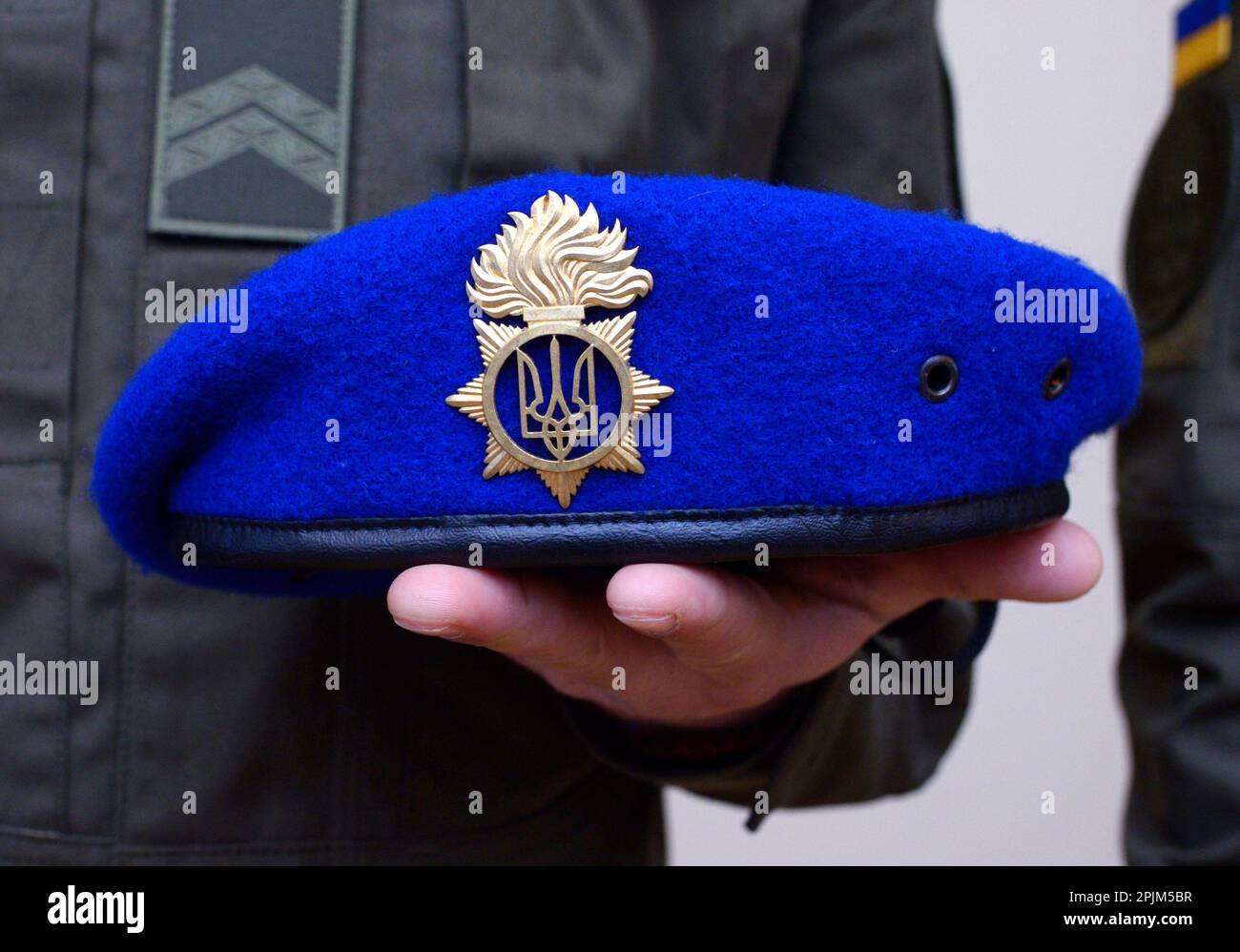 Main de garde nationale ukrainienne tenant un béret bleu avec une blason Tryzub. Démonstration de nouveaux équipements, engins et uniformes de police. 7 octobre 2018 Banque D'Images