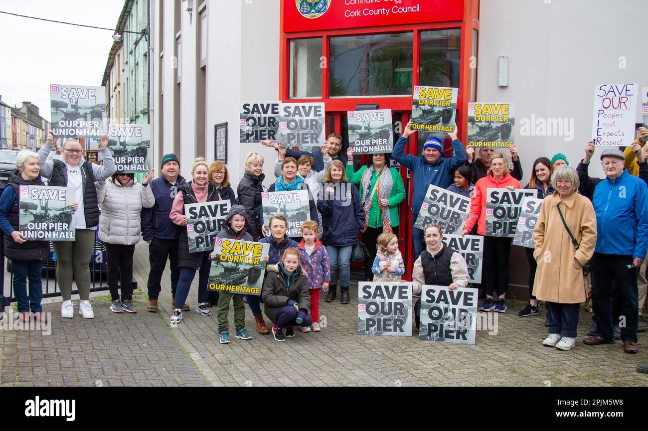 Les gens manifestant ou protestant en Irlande avec des pancartes pour sauver leur jetée. Banque D'Images