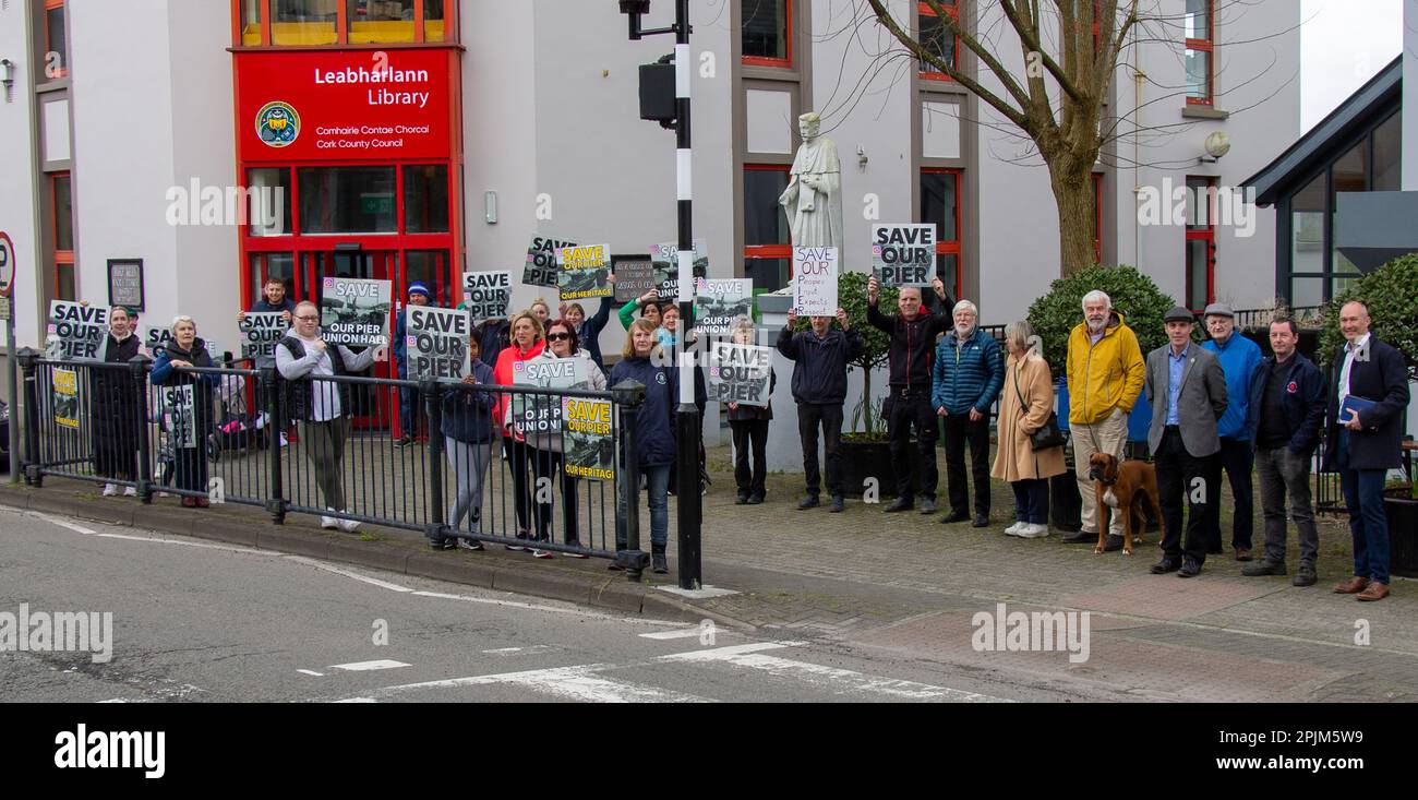 Les gens manifestant ou protestant en Irlande avec des pancartes pour sauver leur jetée. Banque D'Images