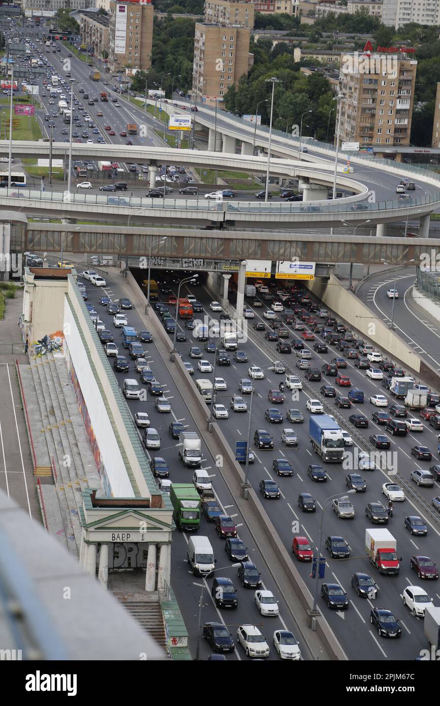Vue sur la circulation très fréquentée sur l'autoroute à plusieurs voies (embouteillage); également grand rond-point surélevé Banque D'Images