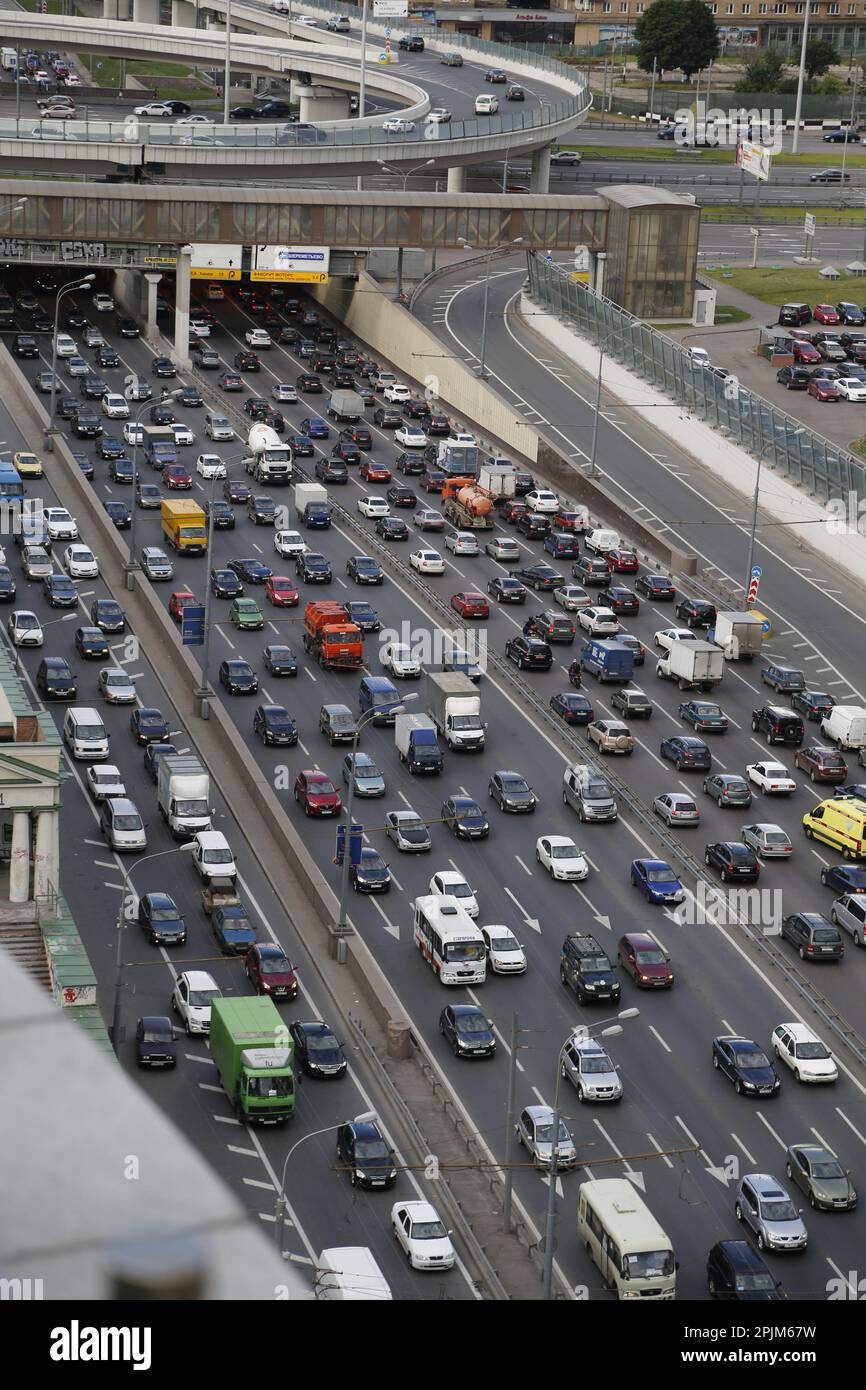 Vue sur la circulation très fréquentée sur l'autoroute à plusieurs voies (embouteillage); également grand rond-point surélevé Banque D'Images