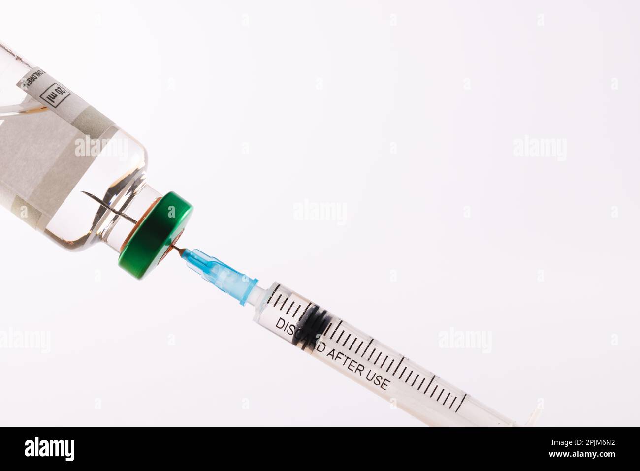 Remplissage de la seringue à partir d'un flacon de liquide clair tel que l' insuline, sur fond blanc avec espace de copie Photo Stock - Alamy