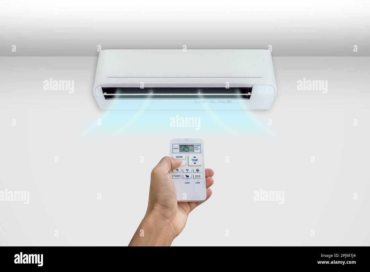 Homme mettant le climatiseur en marche. Banque D'Images