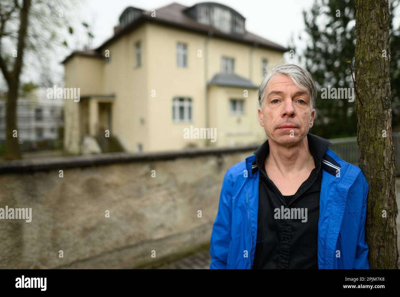 Dresde, Allemagne. 2 avril 2023. L'artiste Markus Draper se trouve en face de l'ancienne villa du KGB, la maison Rudolf Steiner d'aujourd'hui dans le quartier Radeberger Vorstadt de Dresde. La soi-disant Villa Poutine est le point de départ de son dernier projet, intitulé « Maison près d'une grande forêt », où le président actuel de la Russie a travaillé en 1980s pour le KGB, puis les services de renseignements nationaux et étrangers soviétiques et la police secrète. L'exposition ouvre 6 avril et passe par 30 avril 2023, à Künstlerhaus Bethanien à Berlin.Credit: dpa/Alay Live News Banque D'Images