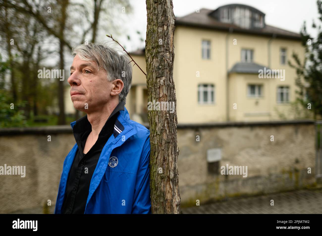 Dresde, Allemagne. 2 avril 2023. L'artiste Markus Draper se trouve en face de l'ancienne villa du KGB, la maison Rudolf Steiner d'aujourd'hui dans le quartier Radeberger Vorstadt de Dresde. La soi-disant Villa Poutine est le point de départ de son dernier projet, intitulé « Maison près d'une grande forêt », où le président actuel de la Russie a travaillé en 1980s pour le KGB, puis les services de renseignements nationaux et étrangers soviétiques et la police secrète. L'exposition ouvre 6 avril et passe par 30 avril 2023, à Künstlerhaus Bethanien à Berlin.Credit: dpa/Alay Live News Banque D'Images