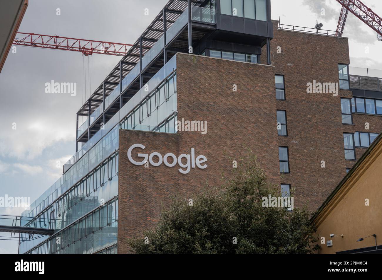 Dublin Docklands, Dublin City, Irlande 29th mars 2023. Signalisation Google Building. Bureaux en briques rouges et en verre avec espace de copie pour le texte Banque D'Images