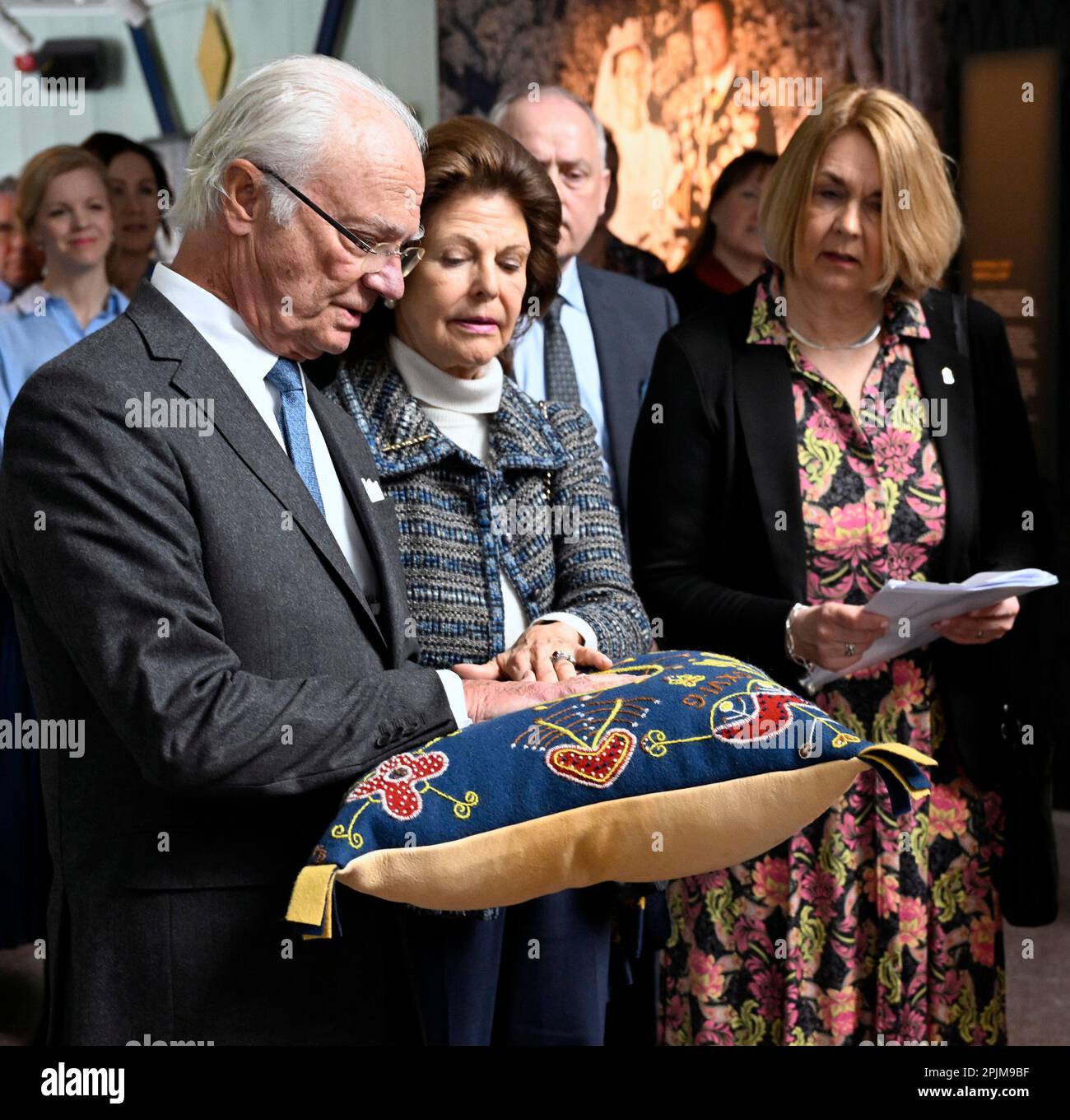 Le roi de Suède Carl XVI Gustaf et la reine Silvia sont présentés avec un coussin d'artisanat lors de la visite du musée Jamtli à Ostersund pendant le vi royal Banque D'Images