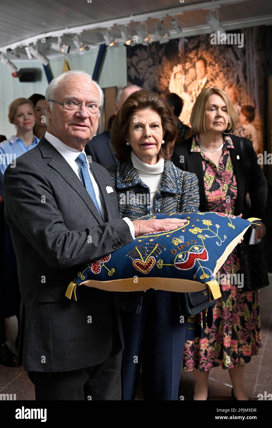 Le roi de Suède Carl XVI Gustaf et la reine Silvia sont présentés avec un coussin d'artisanat lors de la visite du musée Jamtli à Ostersund pendant le vi royal Banque D'Images
