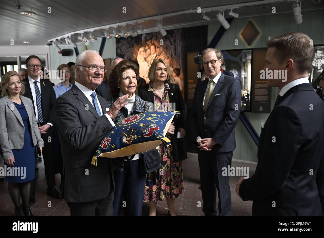 Le roi de Suède Carl XVI Gustaf et la reine Silvia sont présentés avec un coussin d'artisanat lors de la visite du musée Jamtli à Ostersund pendant le vi royal Banque D'Images