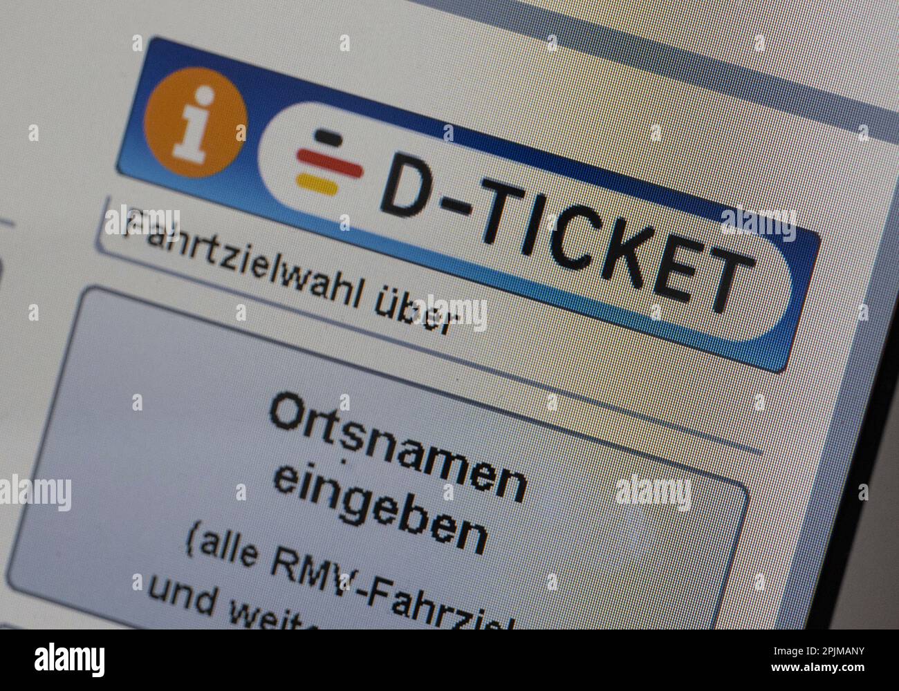 03 avril 2023, Hesse, Francfort-sur-le-main : un « D-Ticket » est affiché sur l'exposition d'un distributeur de billets à la gare centrale de Francfort à l'occasion du lancement des ventes du Deutschlandticket. Photo : Boris Roessler/dpa Banque D'Images