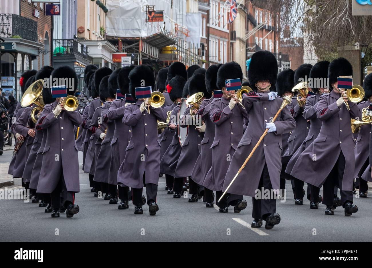 Relève de la garde au château de Windsor, au Royaume-Uni, avec en vedette ce jour les gardes Grenadier de la société Nijmegen avec de la musique de la bande de la garde Scots. Banque D'Images