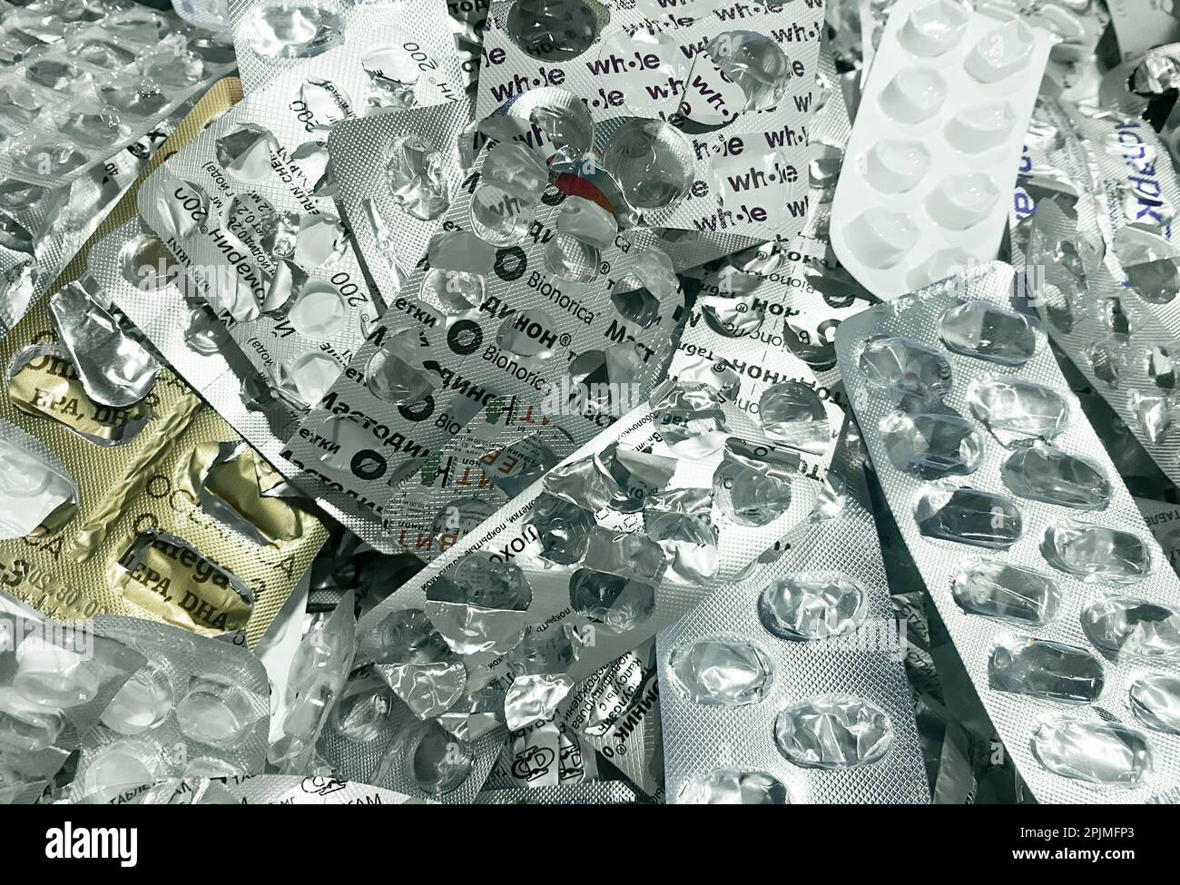Moscou, Russie, novembre 2022: Beaucoup de cloques vides de pilules utilisées. Le concept de tri séparé des ordures, de protection de l'environnement. Banque D'Images