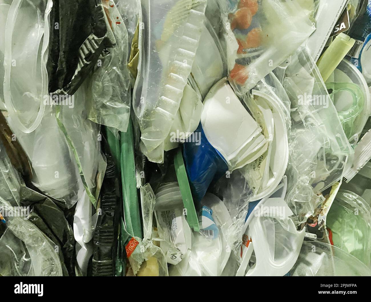 Recyclage des emballages alimentaires en plastique - bouteilles, récipients, boîtes. Consommation consciente, tri des déchets et mode de vie durable. Banque D'Images